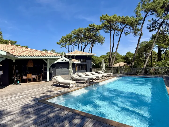 Maison en bois avec piscine et terrasse