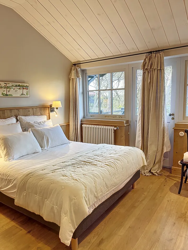 Chambre ouverte sur une terrasse en bois