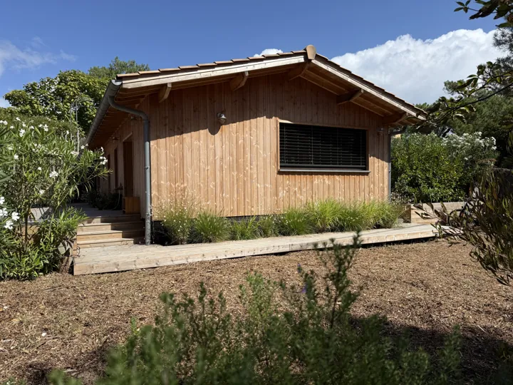 Façade d’une maison en bois et jardin