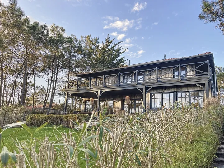 Maison à étage avec jardin arboré