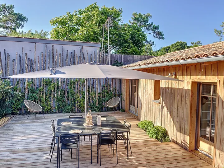 Terrasse avec table et voile d’ombrage