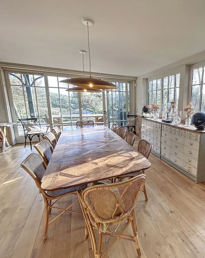 Salle à manger ouverte sur la terrasse